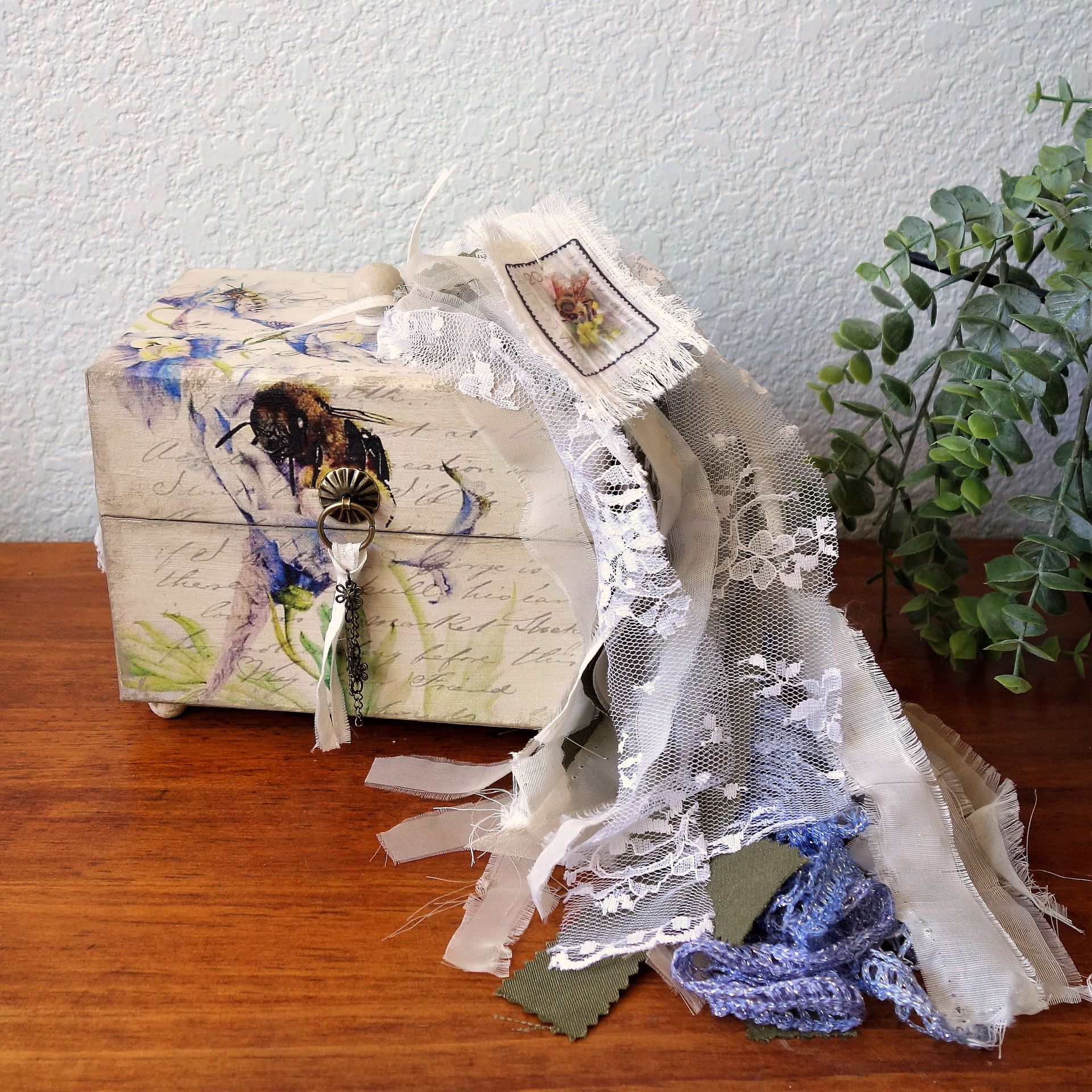 Vintage Style Honey Bee Storage Box Rag Bow Iris Storage Box