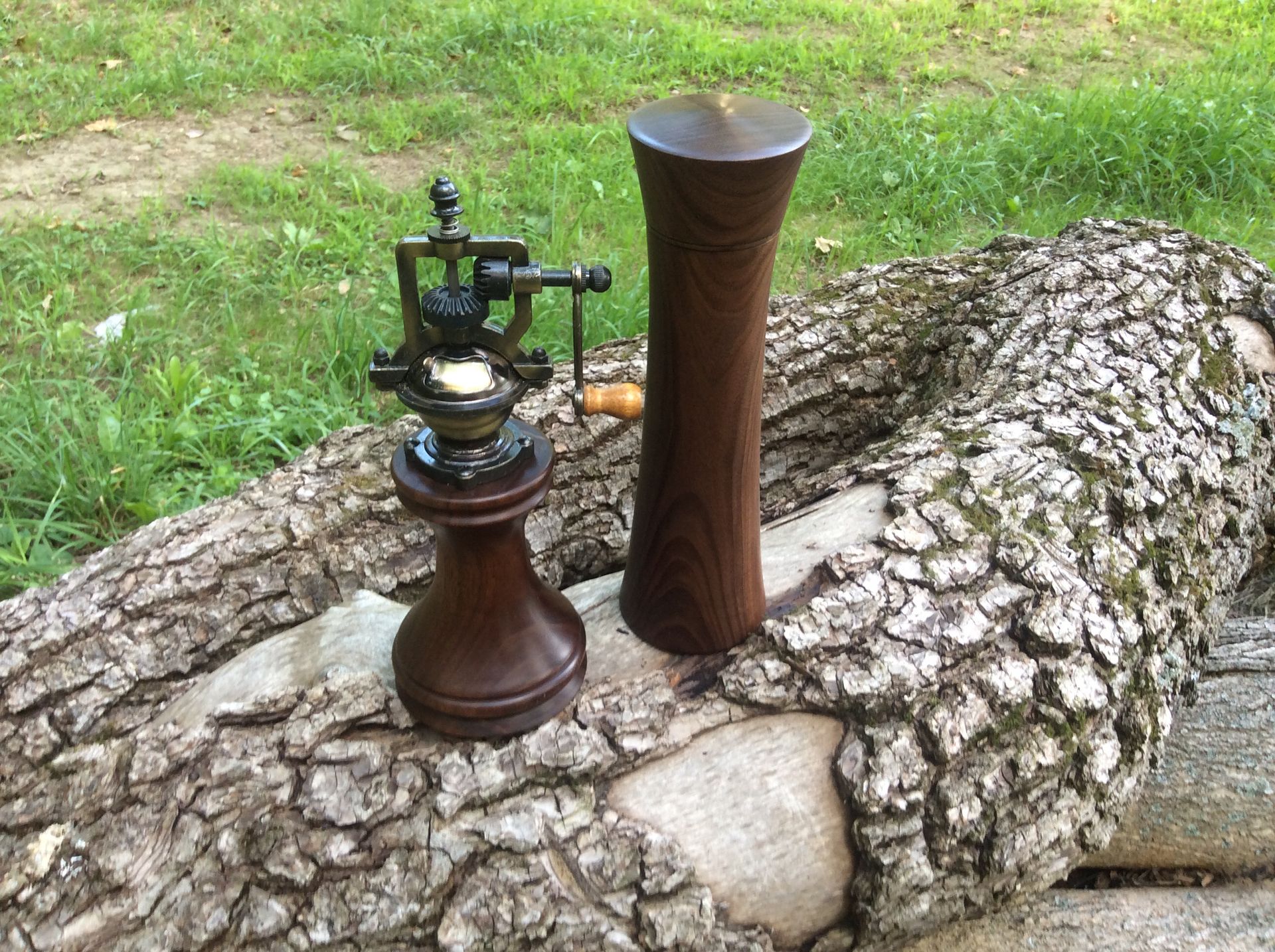 Walnut Antique Style Peppermill And Saltmill 3 