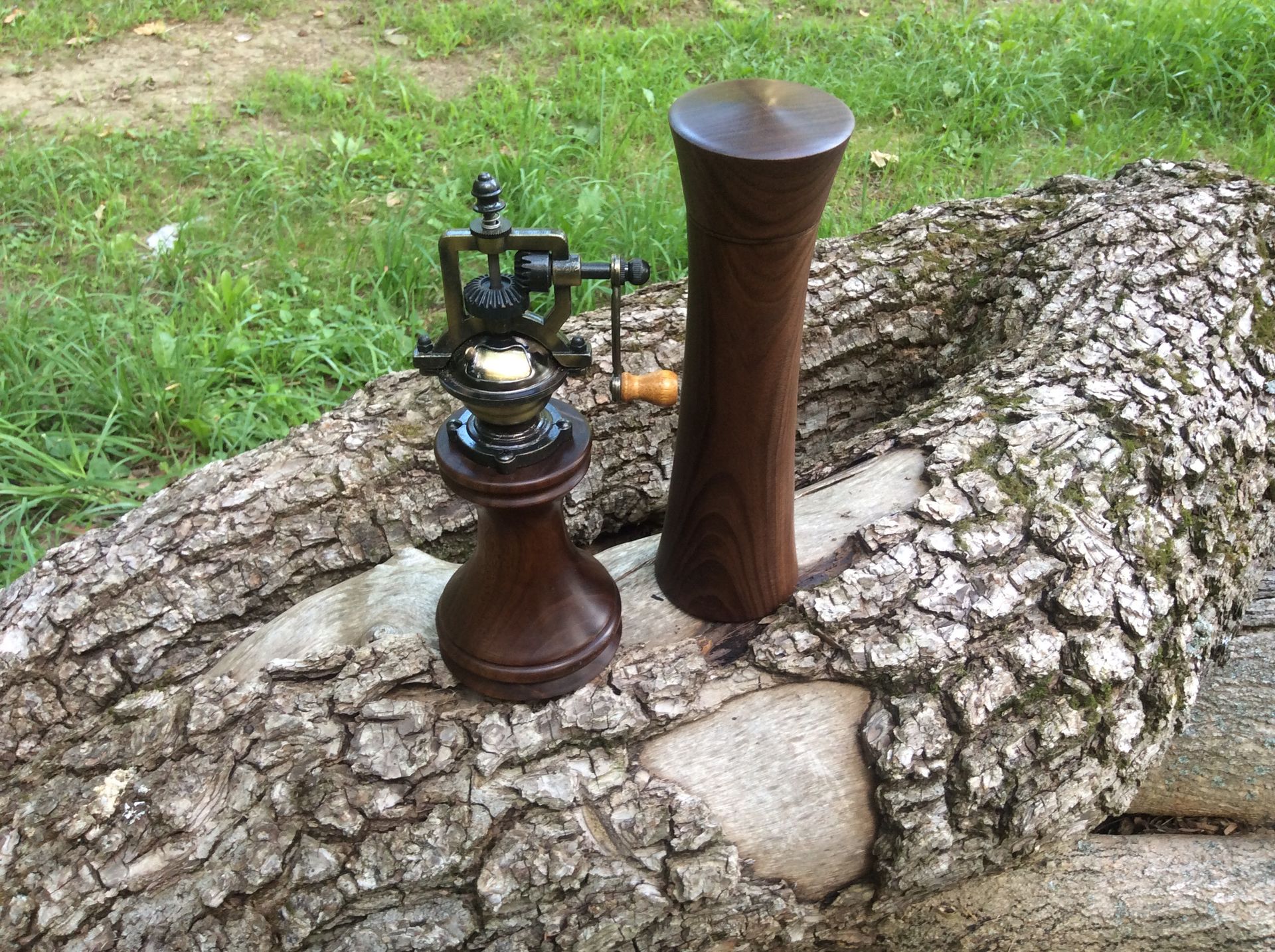 Walnut Antique Style Peppermill And Saltmill 4 