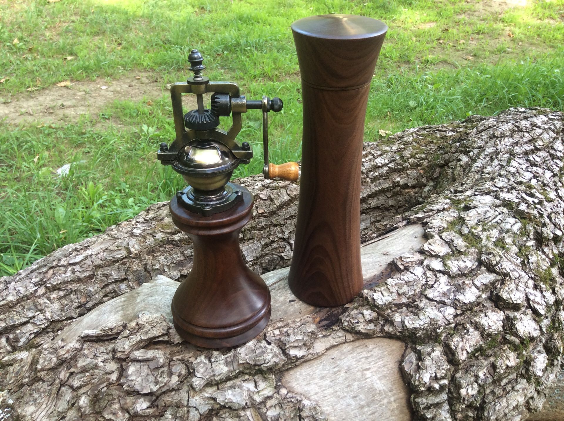 Walnut Antique Style Peppermill And Saltmill 5 