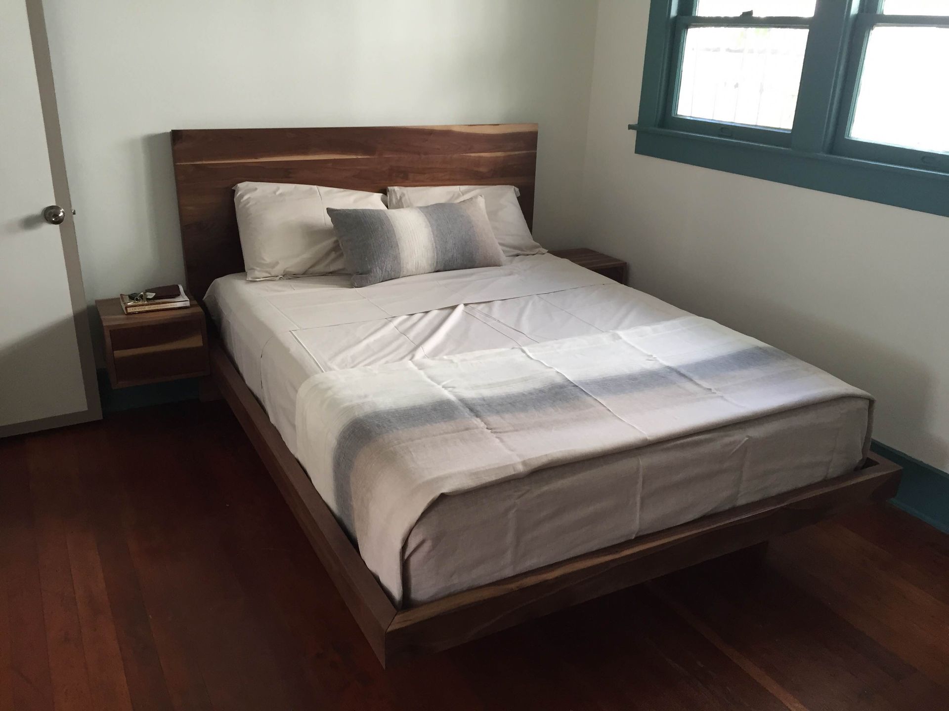 Sappy Walnut Mid-Century Modern Bed And Nightstands