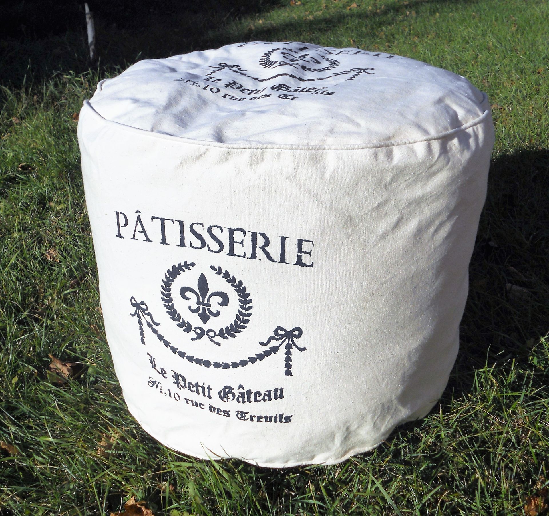 Patisserie Pouf, Hassock, Ottoman 2