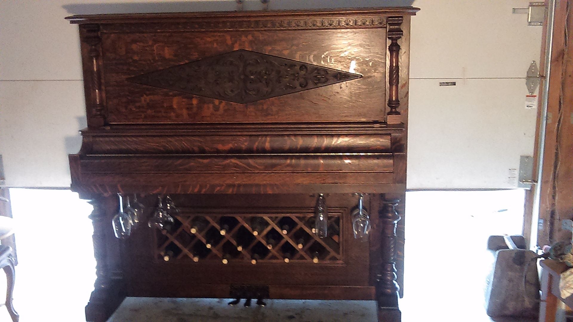 1910 Piano Bar / Liquor / Wine