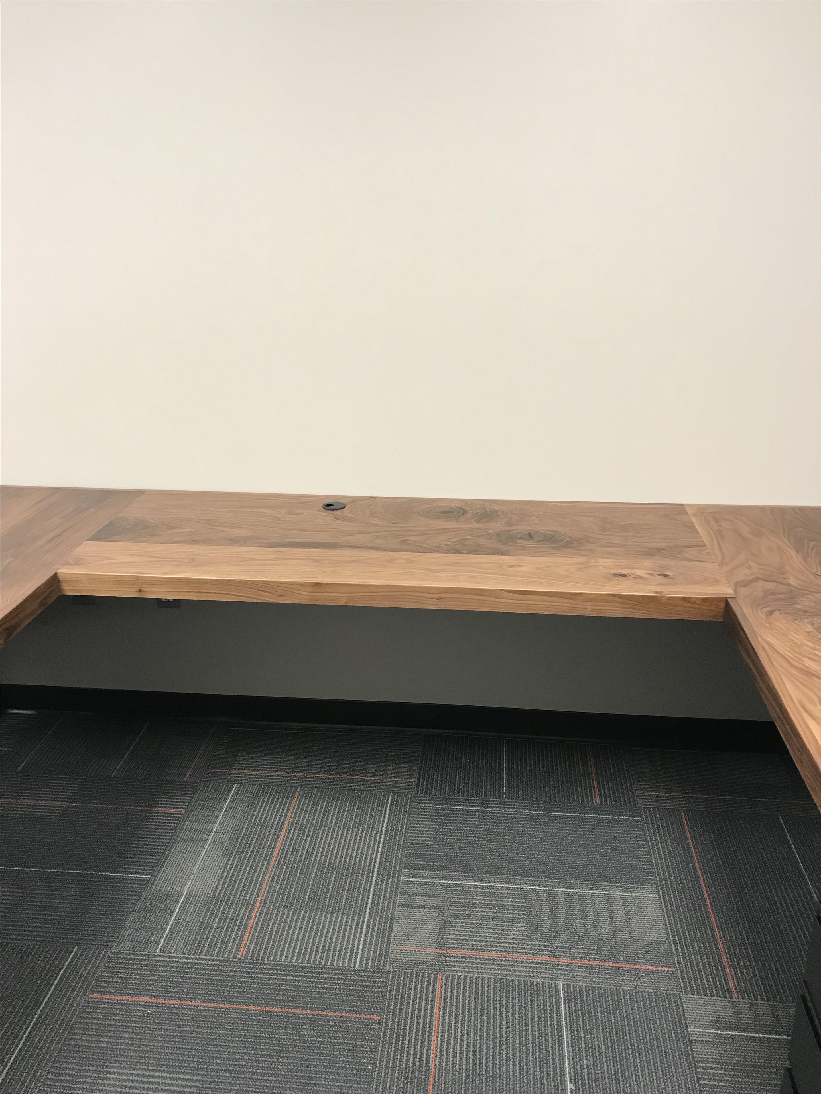 U-Shaped Desk With Total Leg Room 3