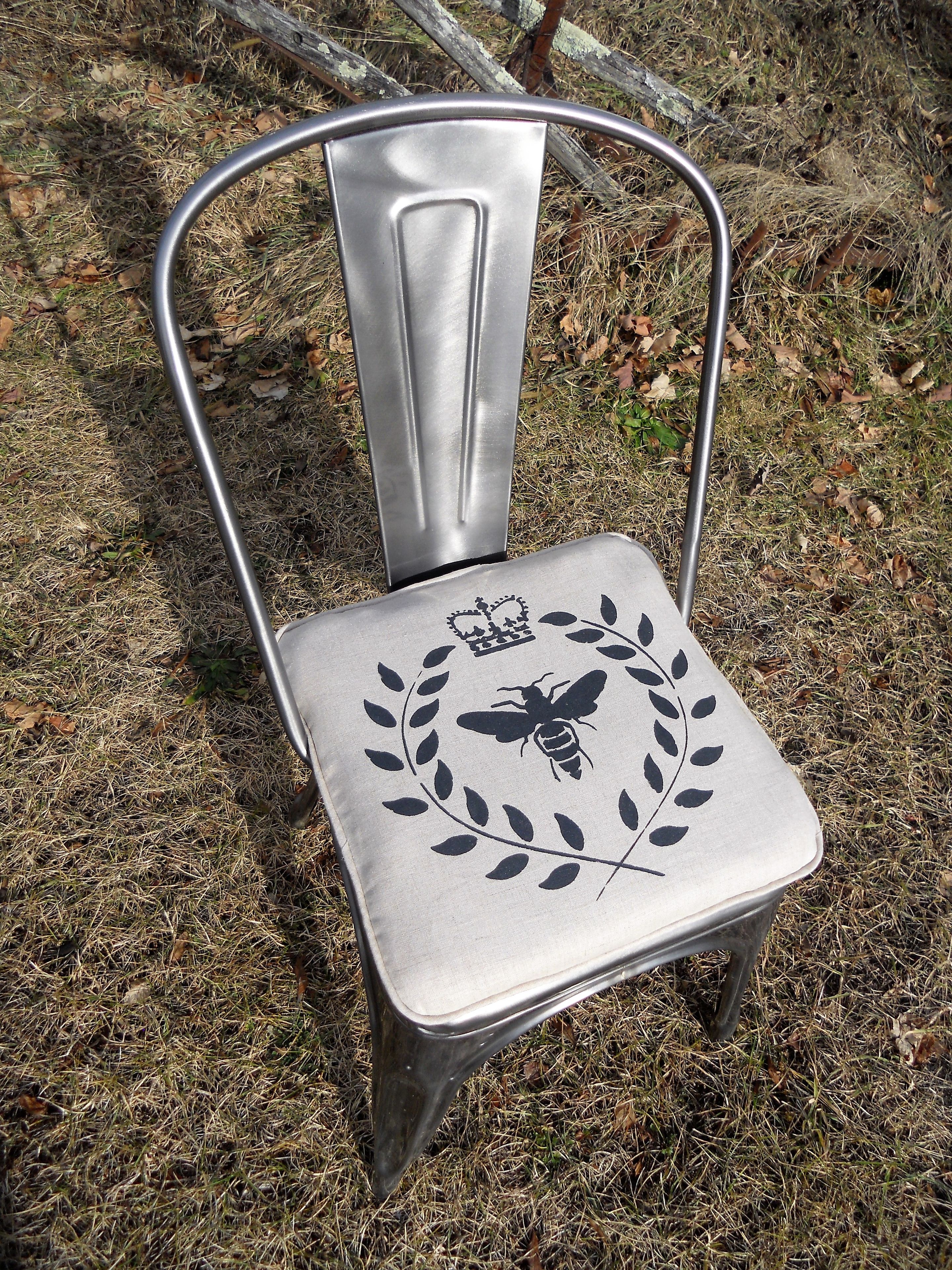 Bee In Wreath Chair Pad