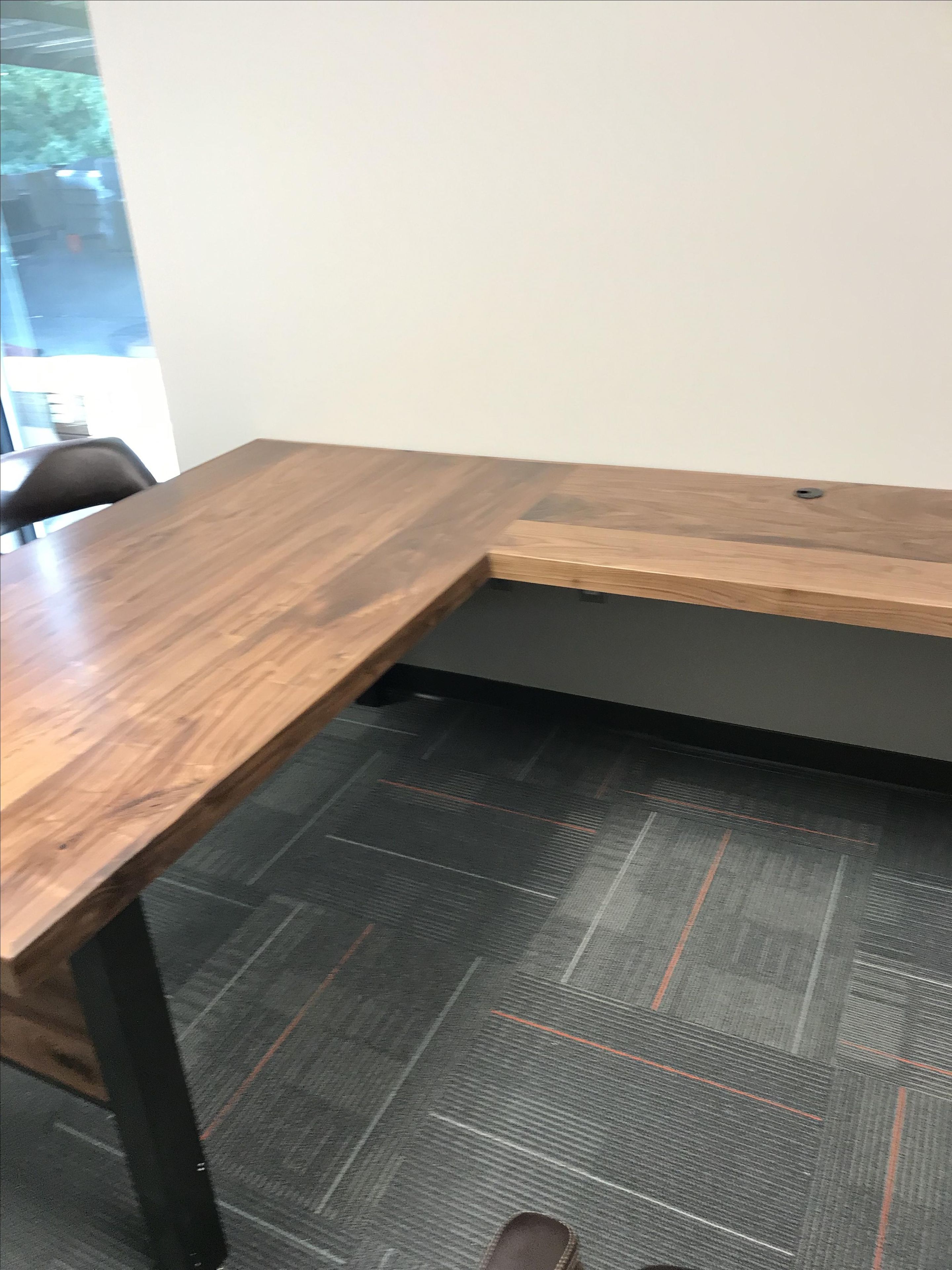 U-Shaped Desk With Total Leg Room 2
