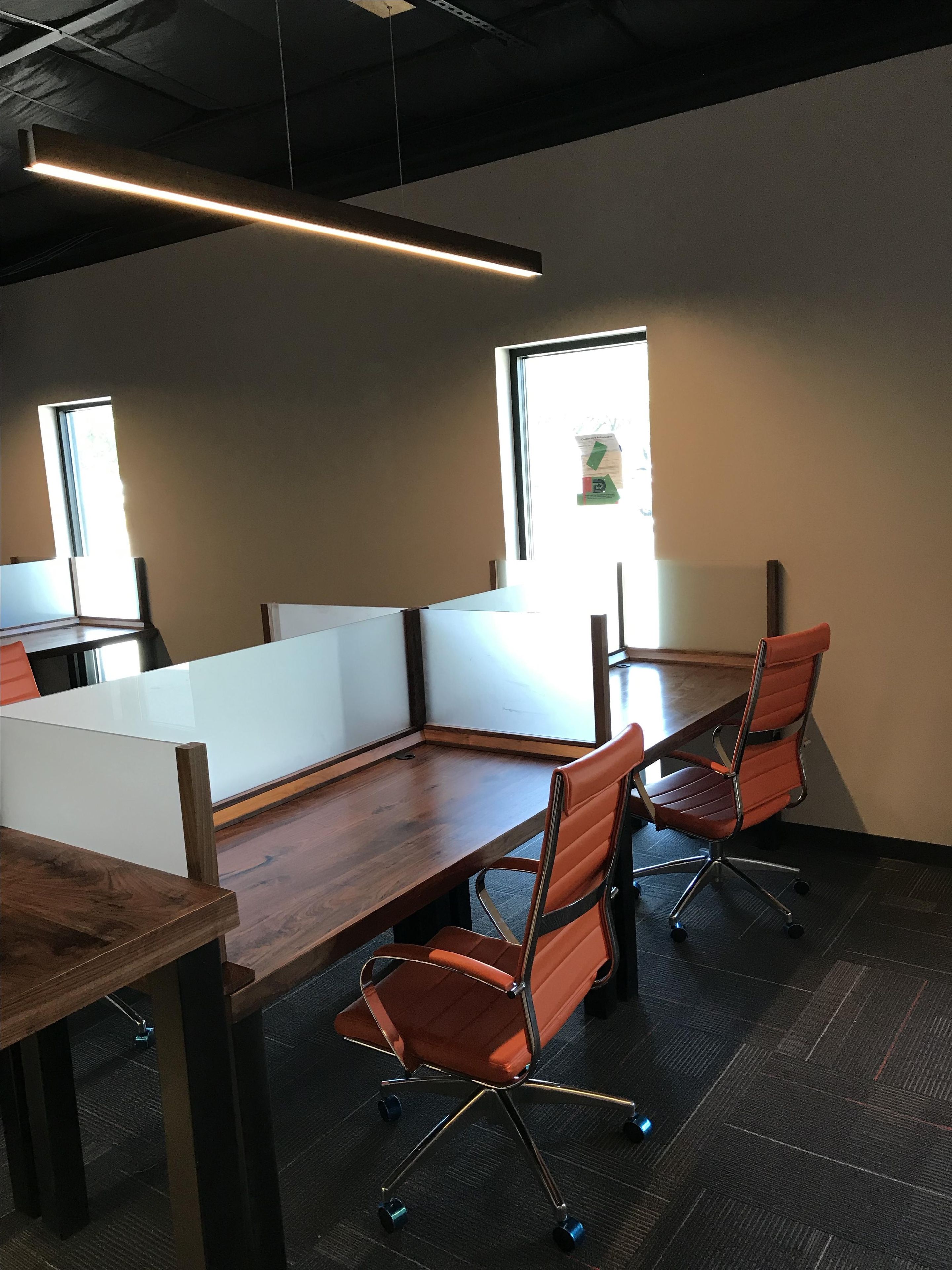 Work Stations With Glass Dividers 2